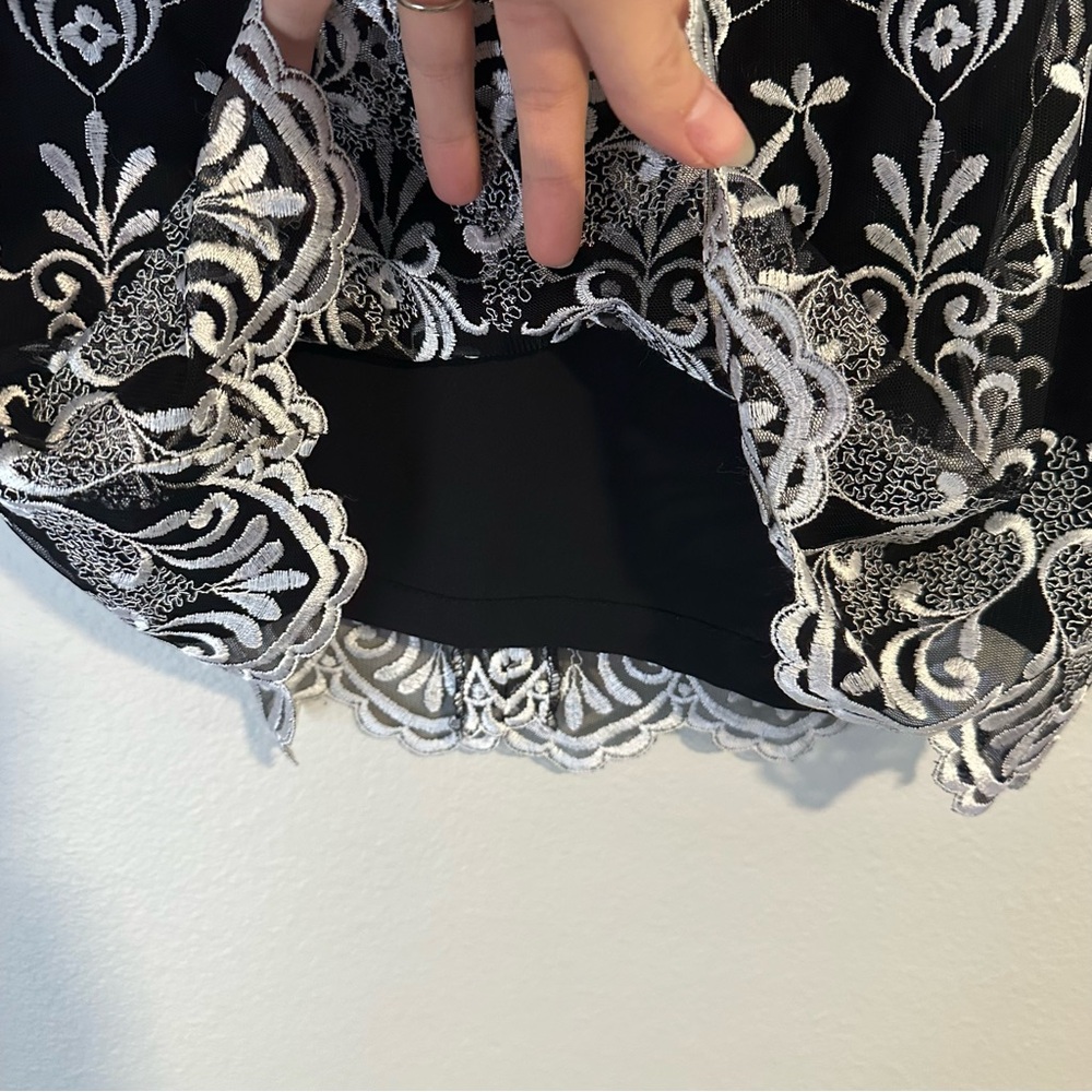 Black White Patterned Lace Mini Skirt - Picture 4 of 8